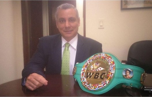 Alberto E. Guerra P. con el cinturón del Consejo Mundial de Boxeo